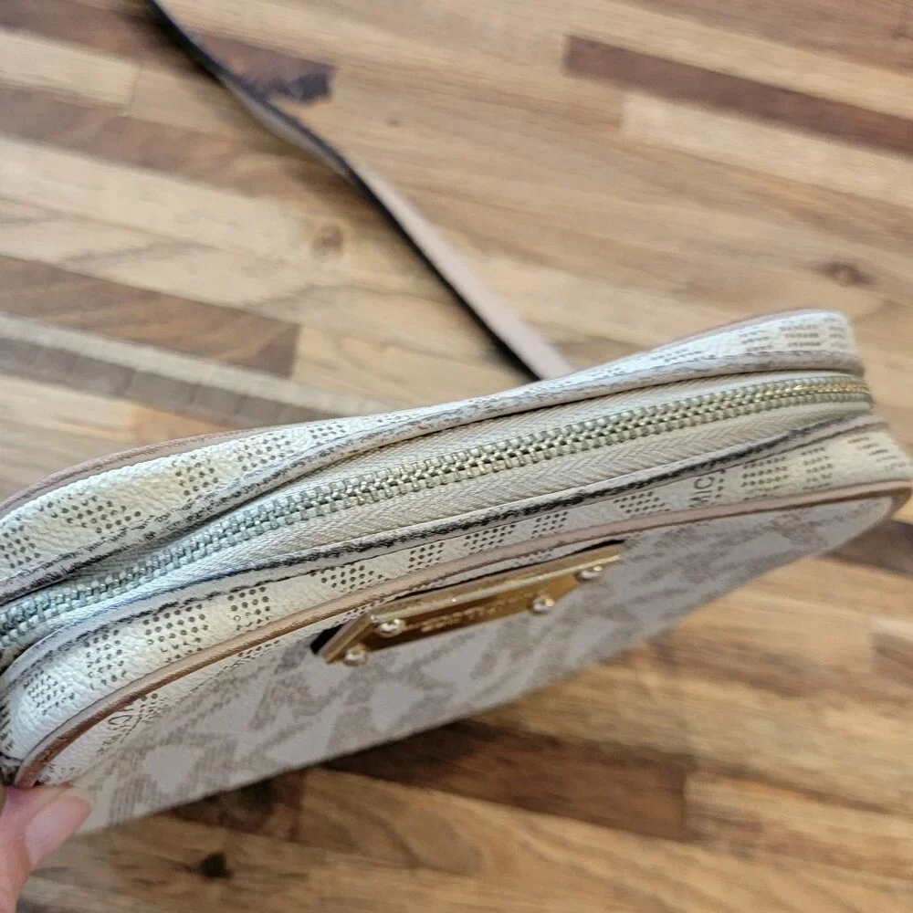 Michael Kors Jet Set Travel Signature Logo Canvas Small Crossbody Vanilla/Acorn - Picture 9 of 16